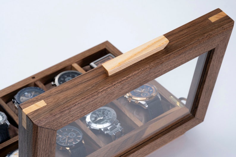 Scatola portaorologi personalizzata in noce con coperchio in vetro, custodia per orologi realizzata a mano, vetrina per orologi personalizzata (8-10-12 scomparti), regalo inciso per il marito immagine 5