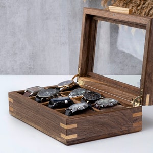 Scatola portaorologi personalizzata in noce con coperchio in vetro, custodia per orologi realizzata a mano, vetrina per orologi personalizzata (8-10-12 scomparti), regalo inciso per il marito immagine 4
