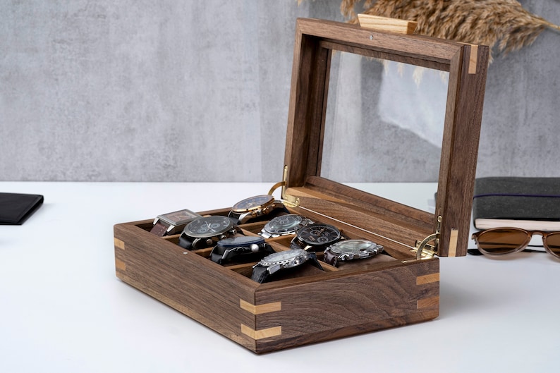 Scatola portaorologi personalizzata in noce con coperchio in vetro, custodia per orologi realizzata a mano, vetrina per orologi personalizzata (8-10-12 scomparti), regalo inciso per il marito immagine 4
