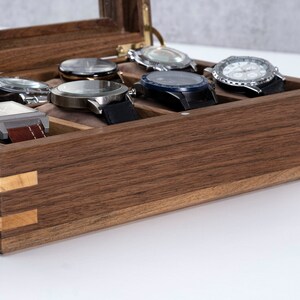 Scatola portaorologi personalizzata in noce con coperchio in vetro, custodia per orologi realizzata a mano, vetrina per orologi personalizzata (8-10-12 scomparti), regalo inciso per il marito immagine 8