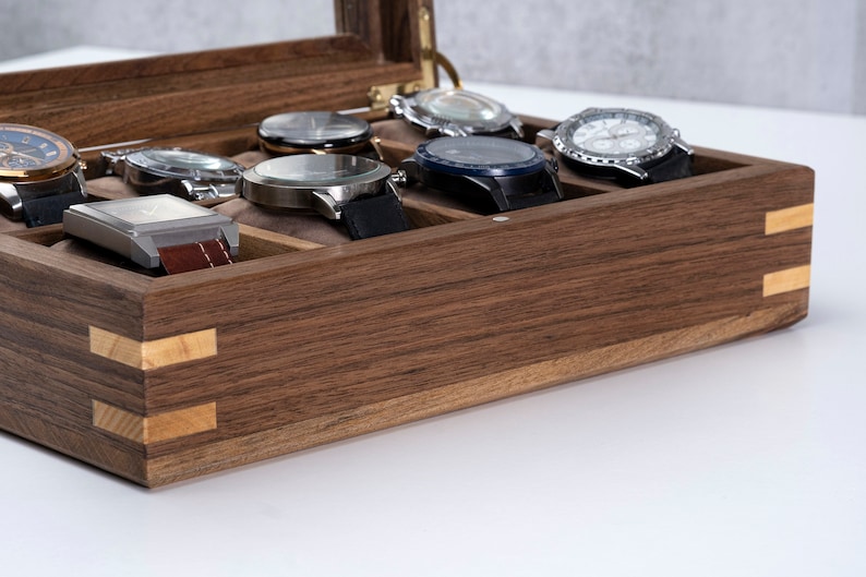 Scatola portaorologi personalizzata in noce con coperchio in vetro, custodia per orologi realizzata a mano, vetrina per orologi personalizzata (8-10-12 scomparti), regalo inciso per il marito immagine 8