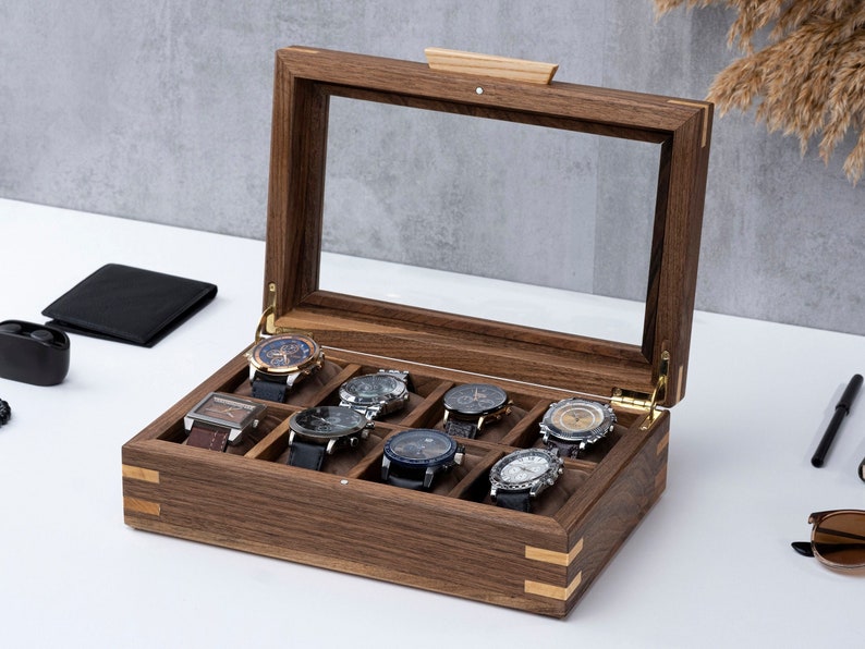 Scatola portaorologi personalizzata in noce con coperchio in vetro, custodia per orologi realizzata a mano, vetrina per orologi personalizzata (8-10-12 scomparti), regalo inciso per il marito immagine 1
