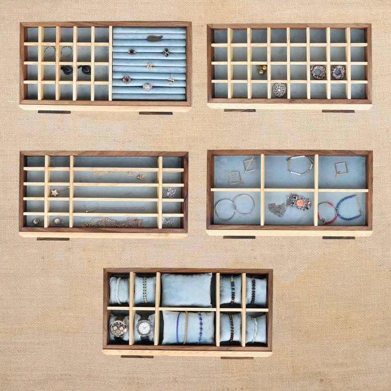 Puede incluir: Cuatro cajas de joyer&iacute;a de madera con diferentes compartimentos y forro de terciopelo. Las cajas est&aacute;n hechas de madera clara y oscura y tienen un acabado natural. Las cajas son perfectas para guardar y organizar joyas.