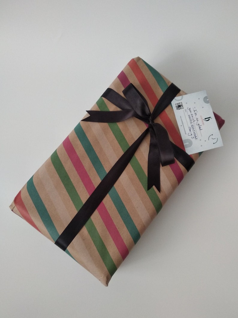 Scatola portaorologi personalizzata in noce con coperchio in vetro, custodia per orologi realizzata a mano, vetrina per orologi personalizzata (8-10-12 scomparti), regalo inciso per il marito immagine 10