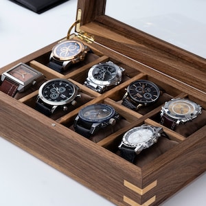 Scatola portaorologi personalizzata in noce con coperchio in vetro, custodia per orologi realizzata a mano, vetrina per orologi personalizzata (8-10-12 scomparti), regalo inciso per il marito immagine 6