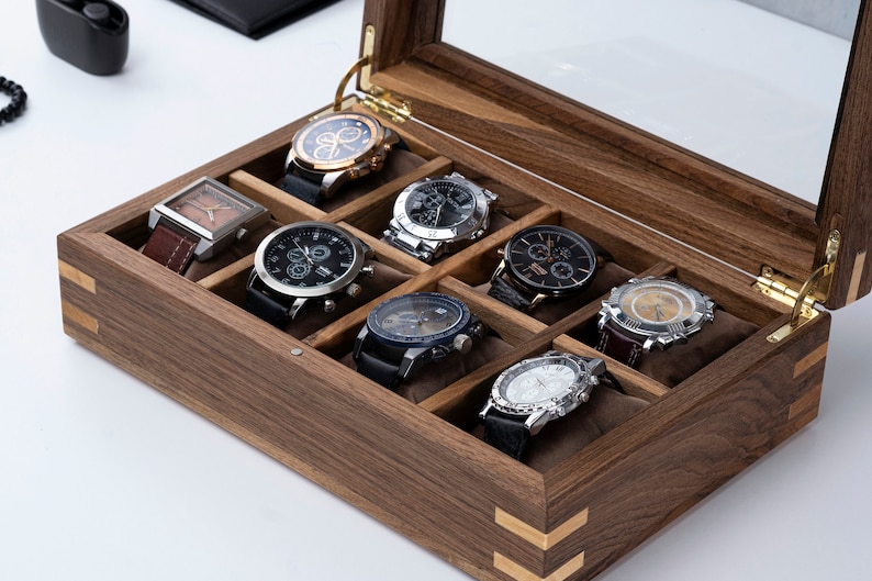 Scatola portaorologi personalizzata in noce con coperchio in vetro, custodia per orologi realizzata a mano, vetrina per orologi personalizzata (8-10-12 scomparti), regalo inciso per il marito immagine 6