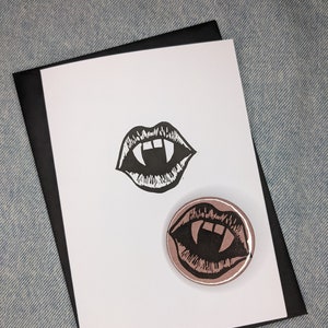 Jeu de cartes et de badges de dents de vampire