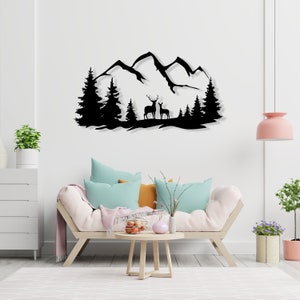 Puede incluir: Arte de pared de metal negro que representa una cordillera con una silueta de dos ciervos en un entorno boscoso.