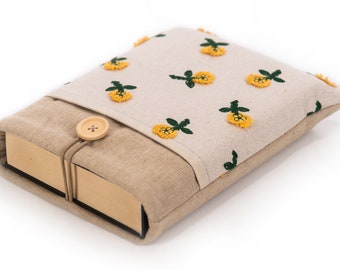 Pochette de livre rembourrée de marguerites brodées, pochette de livre brodée avec poche, pochette de livre avec fermeture bouton, accessoires de livre, rat de bibliothèque