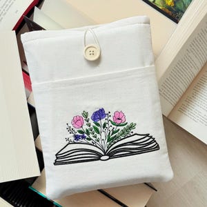 Livre ouvert avec pochette brodée de fleurs, couverture de livre rembourrée avec broderie unique, protège-livre à broder avec poche frontale supplémentaire