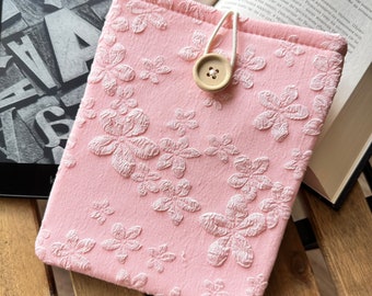Embossed Flower Kindle Sleeve, Pink Floral Kindle Paperwhite Cover, Pink White Kindle Oasis Pouch, Book Lover Gift, Kindle Accessories