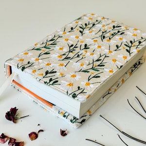 Couverture de livre marguerites brodées, protège-livre brodé rembourré avec fermeture élastique, pochette de livre réglable, pochette de livre personnalisée, livre cadeau