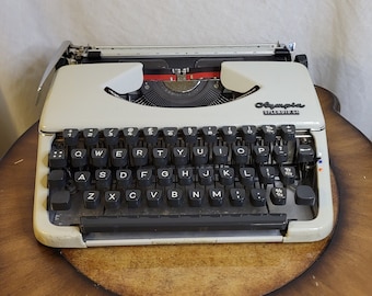 Vintage Olympia Splendid 66 Schreibmaschine mit Koffer - Made in Germany