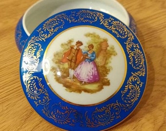 Plat en porcelaine de Limoges courtiser les amoureux en bleu