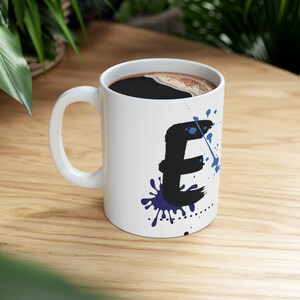 Caneca de café com inicial da letra E, melhores presentes para a mãe, xícara de café com nome, caneca, presentes para ela, presentes para a mãe, melhores presentes, caneca com nome, nomes começando com caneca E