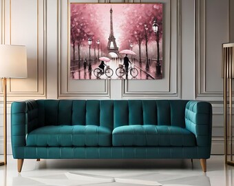 Puede incluir: Un sofá de terciopelo turquesa con respaldo capitoné y patas de madera se encuentra frente a una pared con una pintura de la Torre Eiffel en París. La pintura presenta árboles rosados y una pareja montando en bicicleta bajo paraguas rosas.