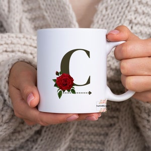 Caneca de café com inicial da letra C, melhores presentes para mãe, caneca com nome, caneca, presentes para ela, presentes para mãe, melhores presentes, caneca com nome, nomes com caneca C, caneca de café