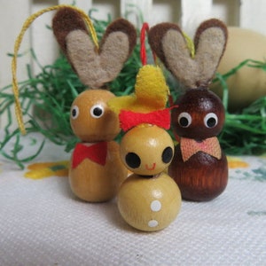 3 small old hand-painted wooden bunnies, wooden bunny family with felt ears, vintage Easter decorations from GDR times, Easter decoration hanger
