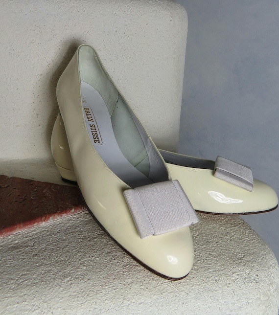 Bally, Unworn Vintage Bally Suisse Ballerina Ivory Wedding Shoes Patent Leather Shoes with Grosgrain Bow EU41.5/UK 7.5/ Us 9,5/ 100% Leather