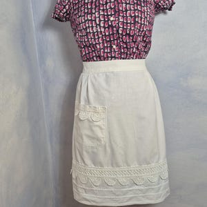 Tablier de cuisine blanc vintage avec dentelle au crochet taille M tablier grand-mère 100% coton tablier dos ouvert longueur genou tablier années 50 60 70 femme au foyer