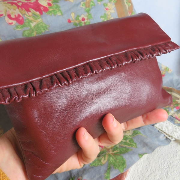 Petit sac en cuir élégant des années 50 sac de soirée rouge-brun pochette à main avec volants sac à main en cuir années 50 60 Allemagne