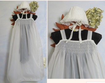 Robe de baptême smockée à la main des années 1960 avec bonnet en dentelle pour les nouveau-nés et les nourrissons robe en nylon organza taffetas pleine longueur