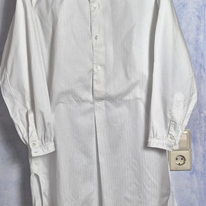 Puede incluir: Un letrero de madera rústica con el texto "Welcome to our home" en letras blancas. El letrero presenta un acabado envejecido y un diseño sencillo y acogedor, ideal para un porche o entrada.