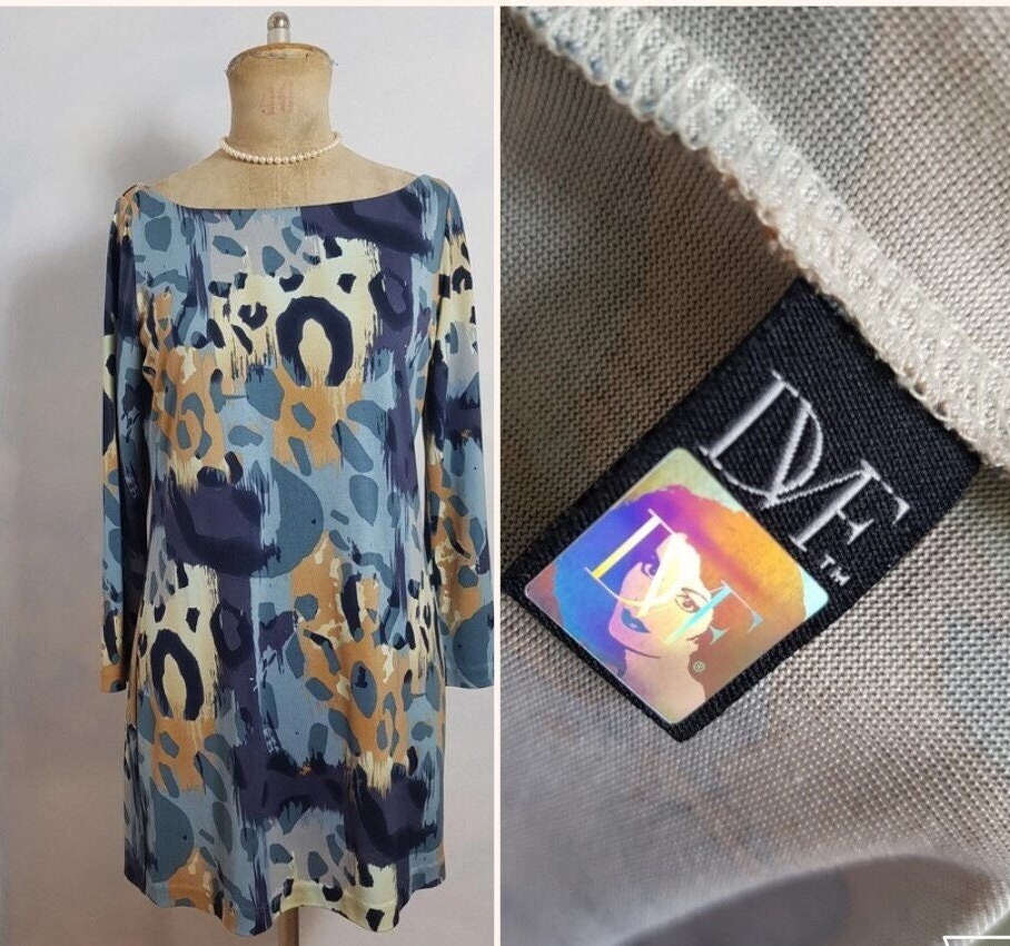 Iconic Diane Von Furstenberg silk jersey mini dress blue beige size medium long sleeve leopard pattern graphic print DVF dress mod submarine vintage Y2k