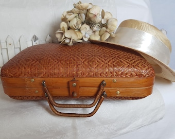 Bambu resväskekorg, handvävd, tvåfärgad, dubbelt handtag, bärkorg, vintage handväska, vävd, remväska, förvaringslåda, 1970-talet