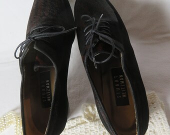 Escarpins Stuart Weitzman Daim Noir Pointure US 5.5 - Talon Bas, Modèle YV33264, Neuf Avec Boîte, Fabriqué En Espagne