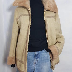 Vintage. Veste en peau d’agneau shearling taille homme XS, veste en cuir taille femme M, veste bombardier en fourrure cultivée aviateur beige clair recadrée années 80 90