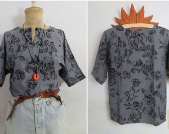 Vintage one-button blouse shirt Flowers womans size XS/S Blue black Black printed floral shirt with bat sleeves 100% cotton