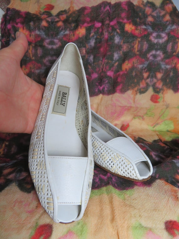 Bally, Vintage Bally geflochtene Leder Sandalen weiß flach, offene Spitze, Schuhe zum Hineinschlüpfen, EU 37/US 6,5/UK 4,5 Peeptoes Hochzeits Schuh