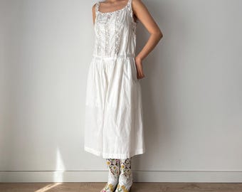 Antieke onderjurk jaren 1900 Edwardiaans kant met rozenborduursel en borduursels, witte katoenen romantische jurk met gazon
