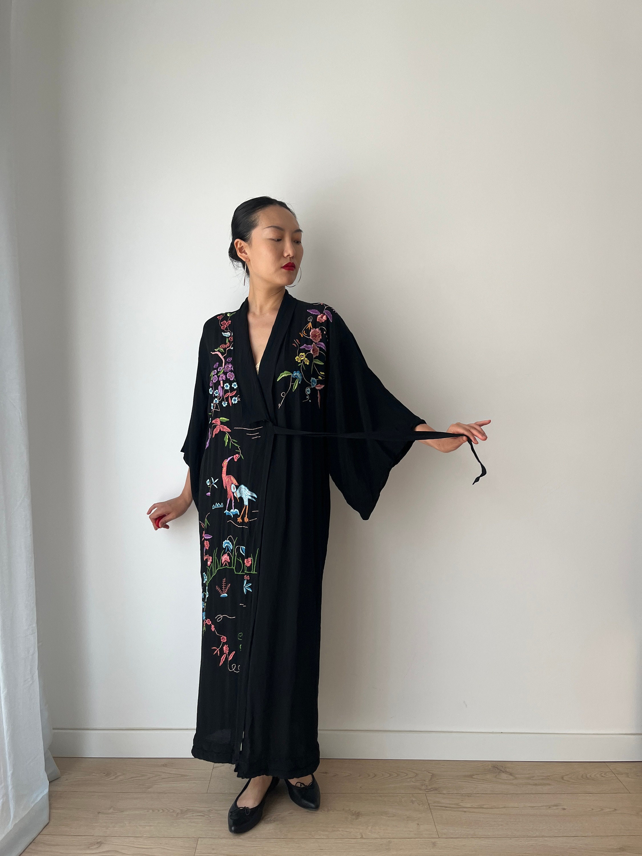 Kimono giapponese vintage in seta ricamato degli anni '30