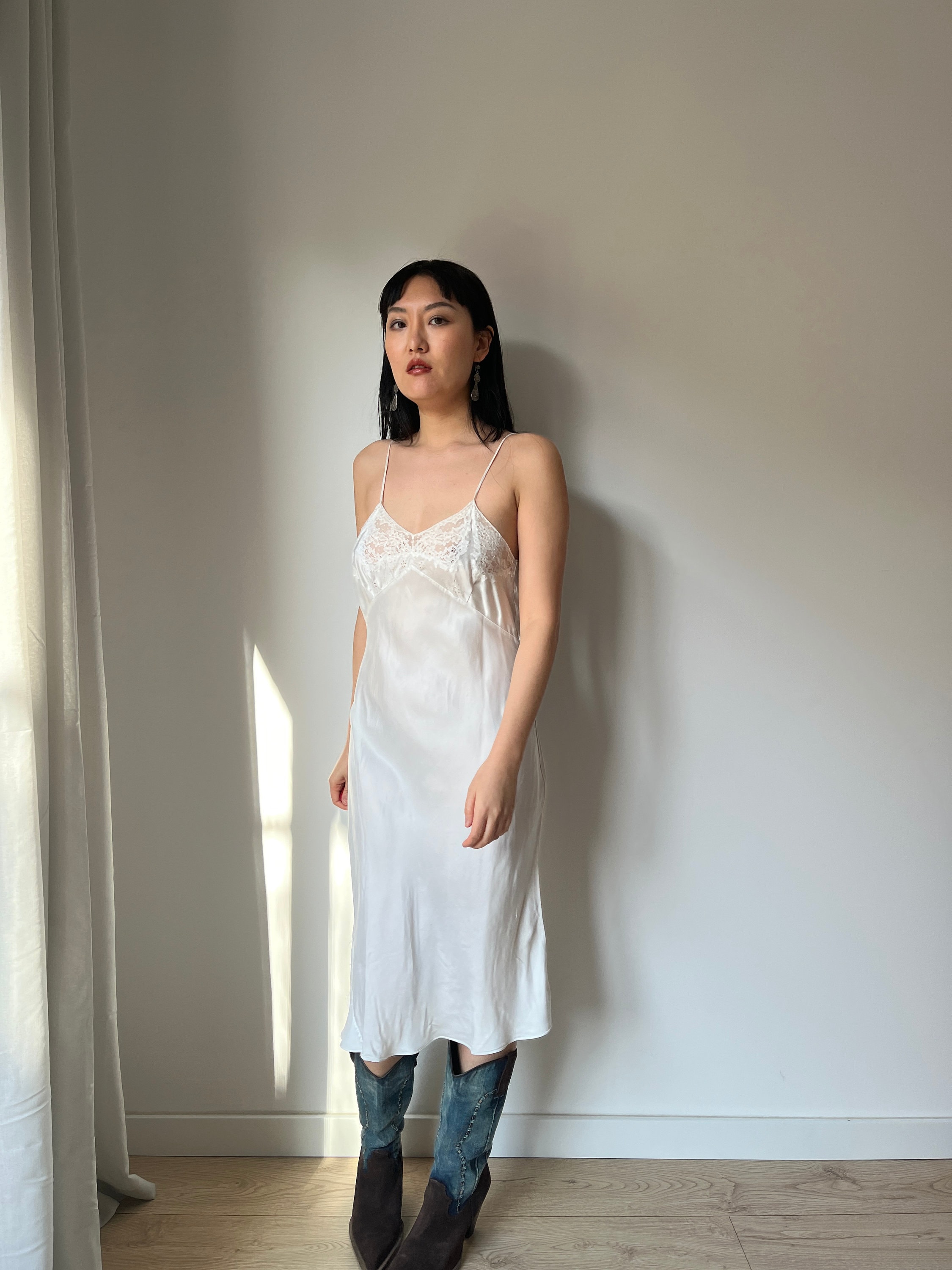 ワンピース 1930s White Satin Mini Rose Dress 1930s White Satin Mini Rose Dress – makky
