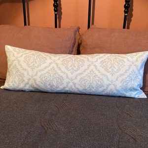 Cuscino lombare con motivi grigio crema
