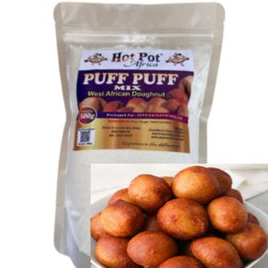 Puede incluir: Una taza de cerámica blanca con un diseño floral colorido. La taza presenta una variedad de flores en tonos rosa, morado y amarillo, con hojas verdes. El asa también es blanca.