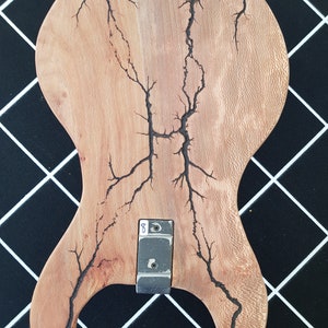 Gitarren-Design Couchtisch Perfektes Geschenk für Musikliebhaber Einzigartiges Design Möbel Kunst Elektro Gitarre Lichtenberg Fraktal Holzbrennmethode
