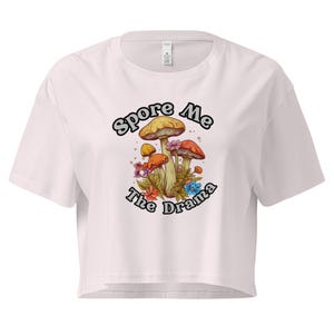 おもしろいキノコのクロップトップ | Spore Me The Drama T シャツ | コテージコア美学 | 植物グラフィックトップ | 自然にインスパイアされた服 | レディースファッション