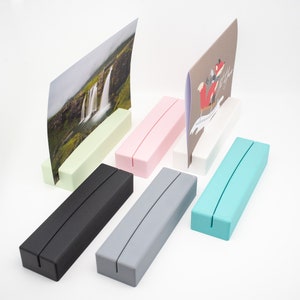 Fotoständer mit geschwungenem Schlitz und optionalen Wandbefestigungslöchern, 3D gedruckt