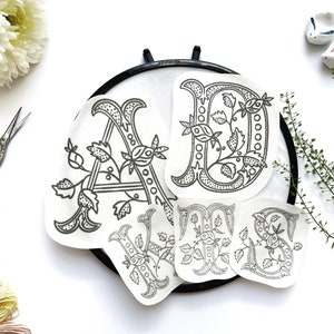 Monogramas Stick & Stitch: Adesivos Bordados à Mão Solúveis em Água, Letras Florais, Padrões Iniciais Vintage para Itens Personalizados