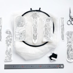 Desenhos de bordado &quot;Art Nouveau&quot; com técnica Stick & Stitch, bordados à mão em estilo moderno, padrões solúveis em água - flores, romã, sapo