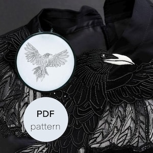 Puede incluir: Chaqueta negra con intrincado bordado de alas de cuervo. Un bastidor de bordado circular muestra un diseño de cuervo detallado. El texto "PDF pattern" es visible en un círculo blanco. El diseño de la chaqueta presenta encaje y abalorios.