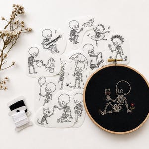 Stick & Stitch broderimönster för små skelett - 12 vattenlösliga broderitransferer, gotiska mönster