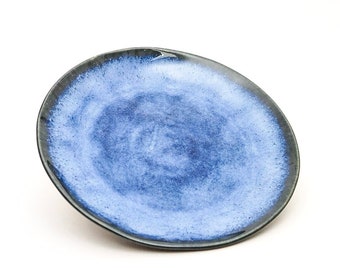 Plato de ensalada hecho a mano de cerámica con glaseado oceánico