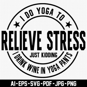 Könnte beinhalten: Schwarz-weißes kreisförmiges Design mit dem Text: "I DO YOGA TO RELIEVE STRESS JUST KIDDING I DRINK WINE IN YOGA PANTS". Das Design enthält Sterne und eignet sich für Kleidung oder Heimdekoration.