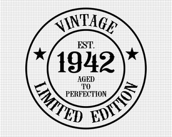Könnte beinhalten: Schwarzweißes Vintage-Grafik mit dem Text "Vintage Est. 1942 Aged to Perfection Limited Edition".