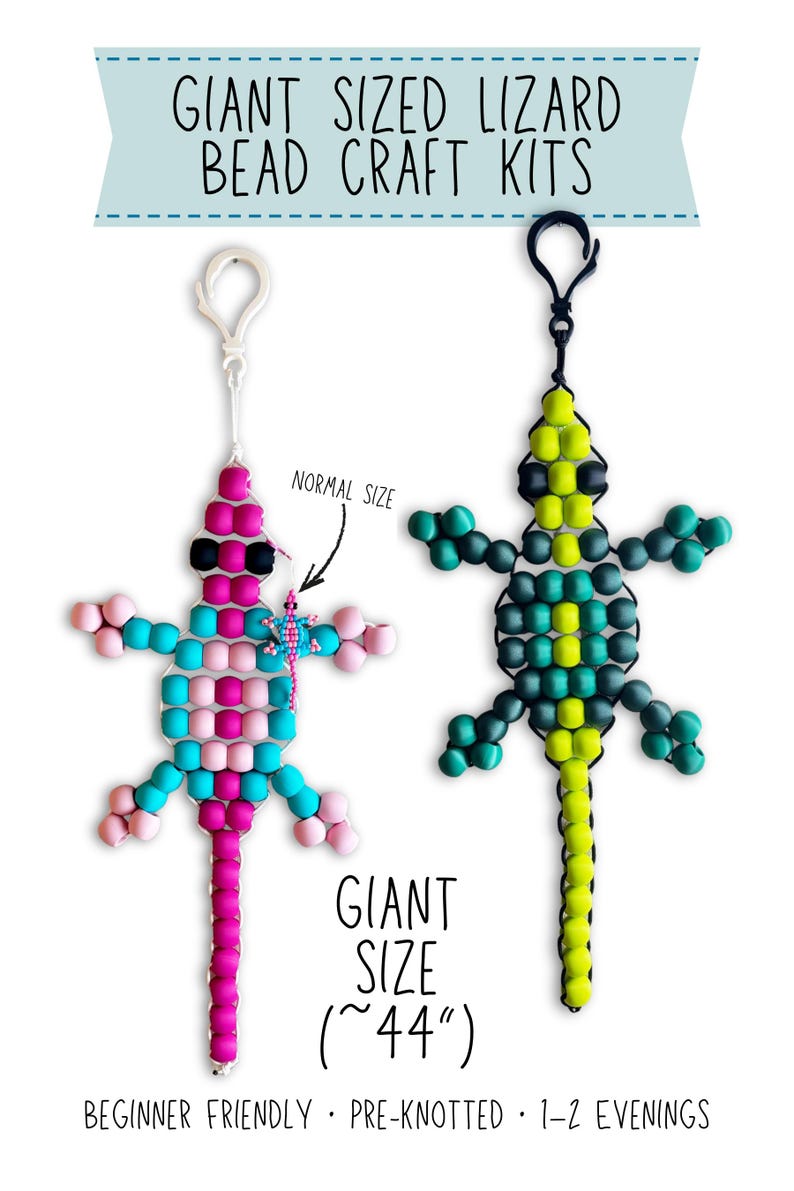 Puede incluir: Dos kits de manualidades de lagartos con cuentas. Uno es rosa, azul y negro, y el otro verde y amarillo. El texto dice "Kits de manualidades de lagartos con cuentas gigantes" y "Tama&ntilde;o gigante (~112 cm)". Los kits son para principiantes y est&aacute;n preanudados.