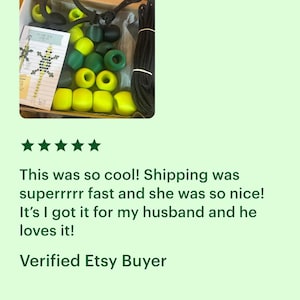 Puede incluir: Una taza de cer&aacute;mica blanca con un asa negra y el texto "But First, Coffee" en negrita negra. La taza se encuentra sobre un fondo borroso, sugiriendo un ambiente acogedor.